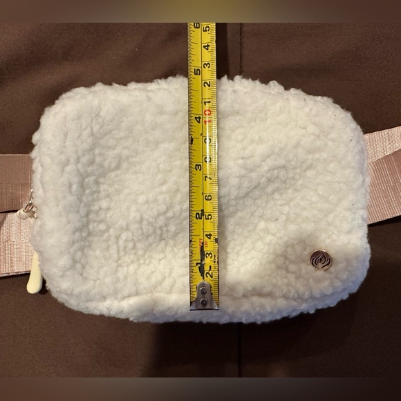 APANA Studio City See Me Run Cozy White Sherpa Belt Bag/Crossbody Sling - Picture 11 of 14